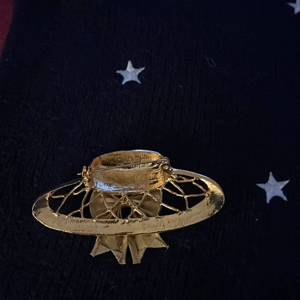 VINTAGE COSTUME JEWELRY GOLD TONE HAT 3 inches 1 inch